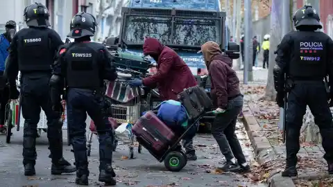 Imagen 1 de Los partidos catalanes acusan a Albiol de “sembrar odio” y de hacer un “show” con los sintecho en Badalona