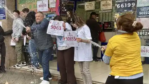 Imagen 1 de Los calvos de Sant Boi reparten un tercer y un cuarto premio de la lotería de Navidad