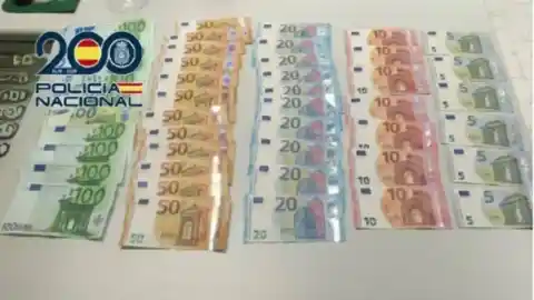 Imagen 1 de Una mujer encuentra en la calle un sobre con casi 5.000 euros y lo entrega a la Policía