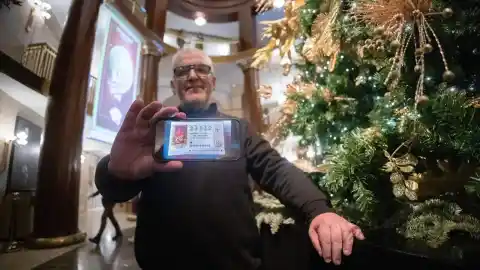 Imagen 1 de Miguel Ángel, el hombre de la suerte en el Teatro Real: "Gané el Gordo hace 6 años. Puede que sea afortunado"