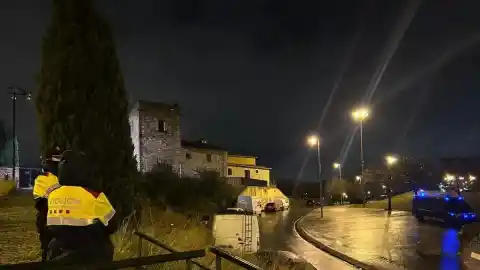 Imagen 1 de Los desalojados del instituto B9 de Badalona ocupan el albergue cerrado de Can Bofí Vell