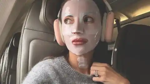 Imagen 1 de Mascarillas faciales en el avión: truco de belleza con más sentido del que crees