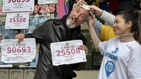 Imagen 1 de La administración de 'los calvos' de Sant Boi cumple su superstición y reparte dos premios