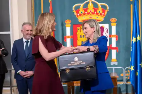 Imagen 1 de La nueva ministra de Educación, Milagros Tolón ensalza “a los que trabajan por un sistema público, justo e igualitario”