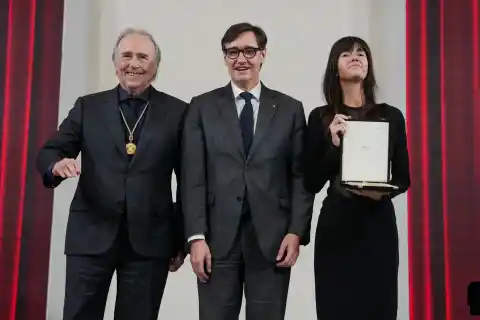 Imagen 1 de Illa entrega la Medalla de Oro de la Generalitat a Joan Manuel Serrat y a Núria Espert