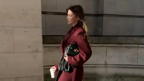 Imagen 1 de Colas kilométricas en Mango para conseguir el abrigo más elegante de la temporada: burdeos y de lana Manteco