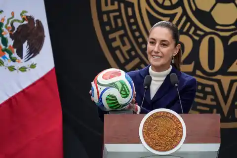 Imagen 1 de Sheinbaum responsabiliza a Peña Nieto por las concesiones fiscales a la FIFA que su Gobierno apenas ha podido acotar