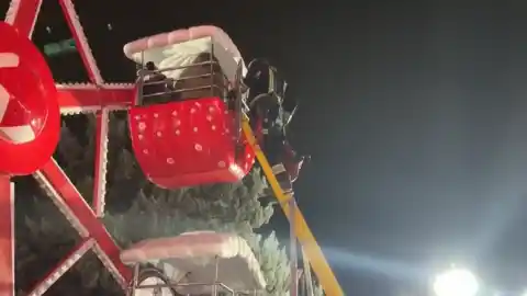 Imagen 1 de Rescatan a cuatro menores y un adulto atrapados en una noria infantil de Móstoles