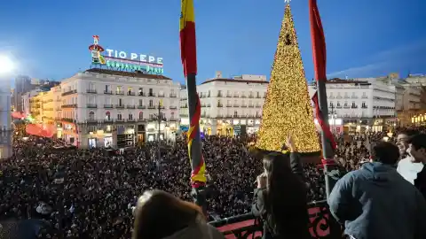 Imagen 1 de Madrid: los villancicos de Hakuna desde el balcón de la Real Casa de Correos logran abarrotar Sol