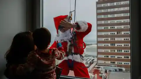 Imagen 1 de Un Papá Noel baja por la fachada de un hospital y reparte regalos a los niños que están ingresados