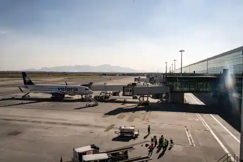 Imagen 1 de Sheinbaum advierte que la Comisión Nacional Antimonopolio revisará la alianza entre Volaris y VivaAerobus