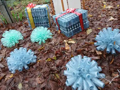 Imagen 1 de La Navidad de plástico reciclado de un pueblo de Ponferrada a cero coste: “Ni nos planteamos poner adornos convencionales”