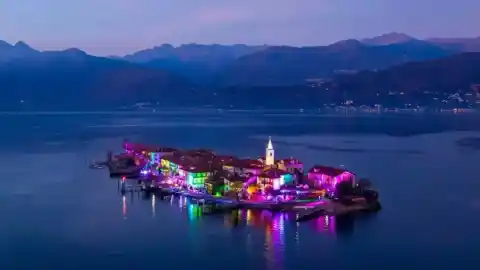 Imagen 1 de La curiosa isla del Mediterráneo que se convierte en un espectáculo de luces en Navidad