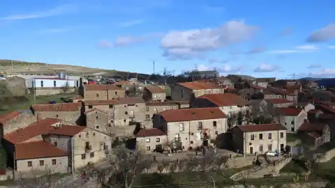 Imagen 1 de El pueblo que esconde el mayor bosque de acebos de España: mágico y único