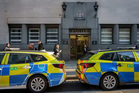 Imagen 1 de Seis hombres acusados de drogar y violar durante 13 años a la pareja de uno de ellos en Reino Unido