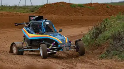 Imagen 1 de Fernando Alonso rompe su promesa y entrena sobre la tierra con un kart cross