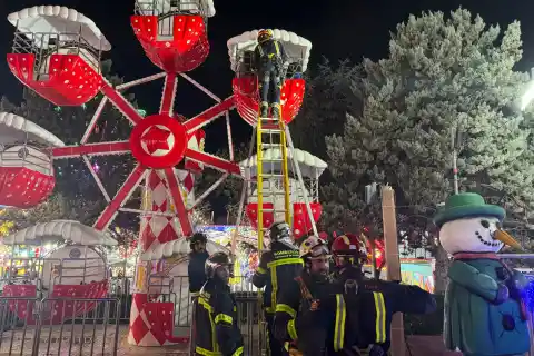 Imagen 1 de Rescatados cuatro menores y un adulto tras quedar atrapados a cinco metros del suelo en una noria infantil de Navipark en Móstoles