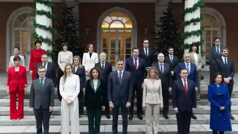 Imagen 1 de Sánchez preside la foto oficial del nuevo Gobierno tras incorporarse Tolón