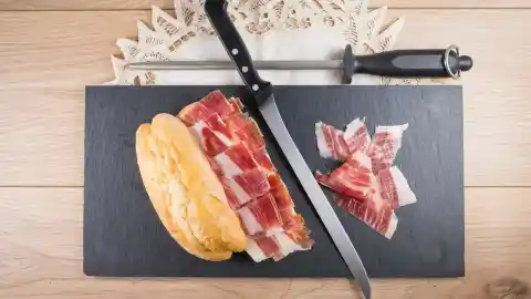 Imagen 1 de Qué cuchillos necesitamos para cortar jamón, según un experto: "Tiene que tener un ángulo de 15 grados, lo que le hace más sensible"