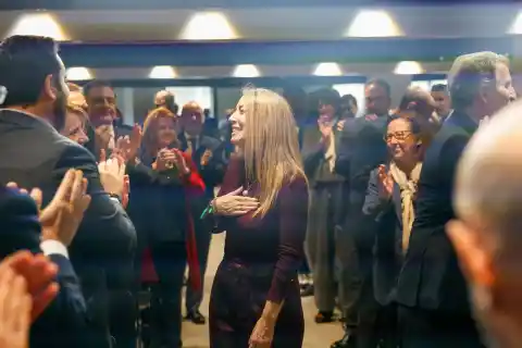 Imagen 1 de Guardiola abre la puerta a gobernar con Vox: “No hay líneas rojas, vamos a hablar con todos y de todo”