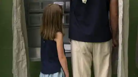 Imagen 1 de Un padre pierde la custodia de su hija por instar a llamar "mamá" a su madrastra y por no recogerla cuando tiene ansiedad