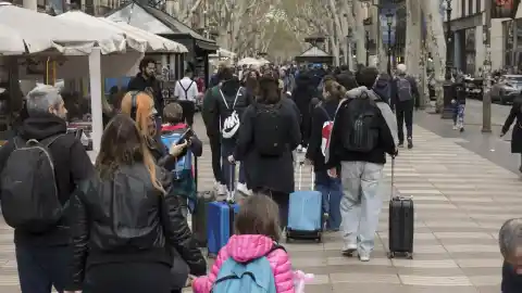 Imagen 1 de Barcelona reordenará las terrazas de la Rambla para ganar un 33% de espacio para los peatones en el tramo central
