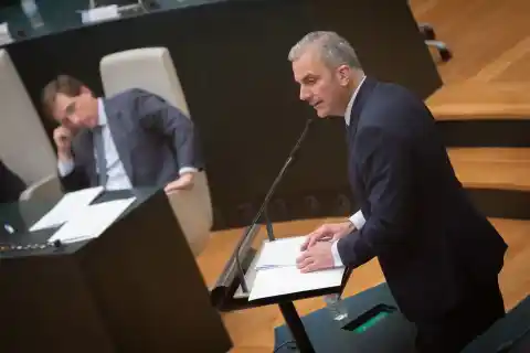 Imagen 1 de Abascal saca a Ortega Smith de la ejecutiva de Vox