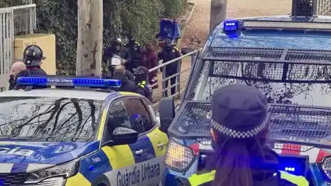 Imagen 1 de Un grupo de desalojados del B9 de Badalona intentan ocupar el instituto Ventura Gassol