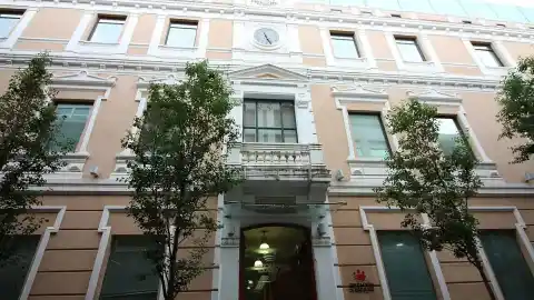 Imagen 1 de Desalojan la Diputación de Badajoz por "un paquete sospechoso" a nombre de Miguel Ángel Gallardo