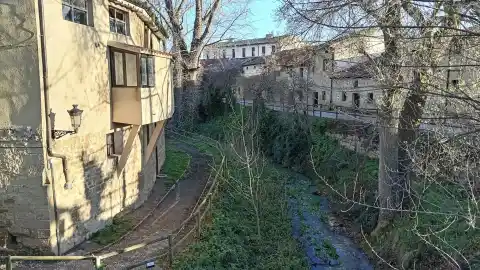Imagen 1 de El pueblo medieval de La Rioja que cuenta con un rincón de 'paredes amantes'