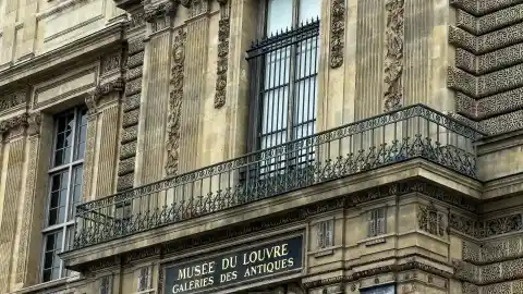 Imagen 1 de El Museo del Louvre instala una reja de seguridad en la ventana por donde entraron los ladrones en octubre