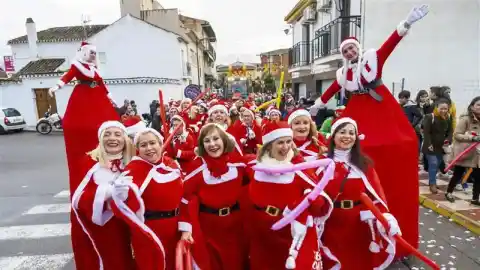 Imagen 1 de Más de 200 mujeres vestidas de Mamá Noel reivindican la igualdad en Otura en una cabalgata que cumple casi una década