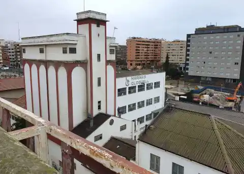 Imagen 1 de La construcción del gran barrio nuevo de Alicante lleva parada 30 años por dos históricas fábricas de harina