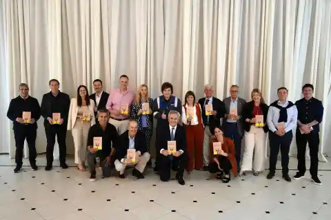 Imagen 1 de Milei regala a sus ministros un ensayo que enaltece a proxenetas, narcos y machistas