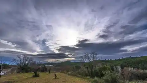 Imagen 1 de El sol se hace paso entre las nubes