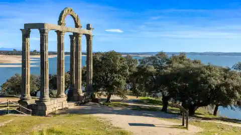 Imagen 1 de Así es el tesoro romano mejor conservado de España: un templo rodeado de naturaleza