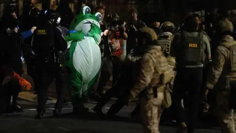 Imagen 1 de Un ejército de ranas contra Trump: la insurrección que se extiende por EEUU como símbolo de resistencia civil