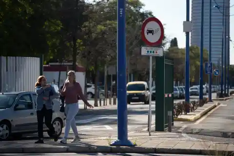 Imagen 1 de Mujeres, activistas y ecologistas cuestionan el pacto presupuestario en Sevilla: “Quien ejecuta es el PP, pero la ideología la pone Vox”