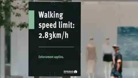 Imagen 1 de Una ciudad se llena de carteles de advertencia absurdos por Navidad: "Límite de velocidad para caminar: 2,83 km/h"