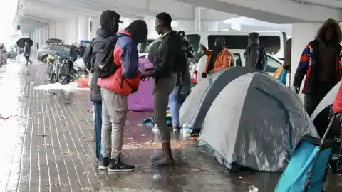 Imagen 1 de Unos 80 desalojados del B9 siguen durmiendo bajo un puente de la C-31 tras rechazar la acogida de Generalitat y entidades