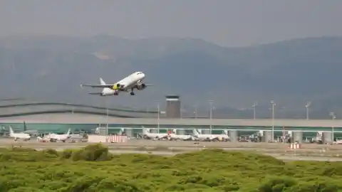 Imagen 1 de El Aeropuerto de Barcelona prevé operar 738 vuelos este día de Nochebuena