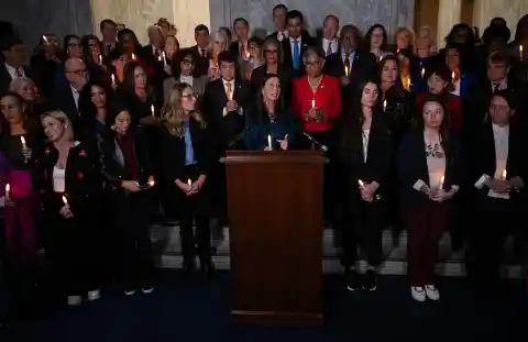 Imagen 1 de El Congreso dobla el brazo a Trump