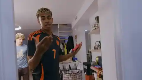 Imagen 1 de Lamine Yamal se estrena en YouTube enseñando su casa: "Todo lo que esté aquí tiene que oler a vainilla"