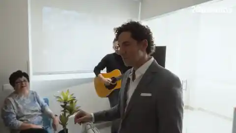 Imagen 1 de Bisbal aparece por sorpresa en un hospital para desearles a los pacienes y sanitarios una feliz Navidad