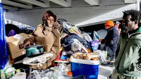 Imagen 1 de El campamento resiste pese al alojamiento ofrecido por Drets Socials