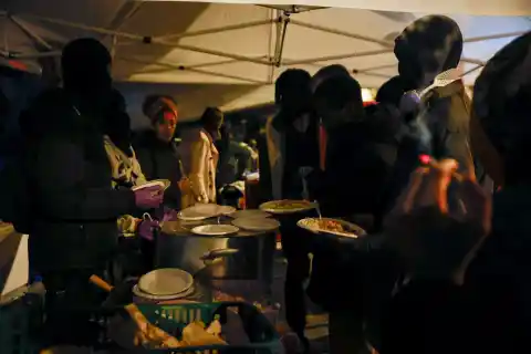 Imagen 1 de La Navidad no llegó al B9: más de 80 tiendas de campaña siguen bajo la C-31