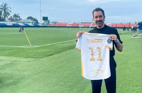 Imagen 1 de El antiguo ‘soldado’ de Tebas que huyó de LaLiga para modernizar el fútbol en África: “Esto es un diamante por pulir”