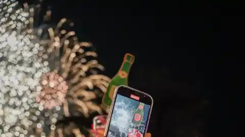 Imagen 1 de Barcelona recibe el Año Nuevo con fiestas, teatro, música en vivo y exposiciones inmersivas