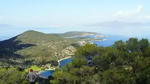 Imagen 1 de Poros, la isla tranquila a un tiro de piedra de Atenas