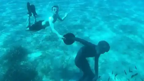 Imagen 1 de Un 'youtuber' coloca una estatua de 'Calamardo guapo' en el mar para intentar "confundir" a los arqueólogos del futuro